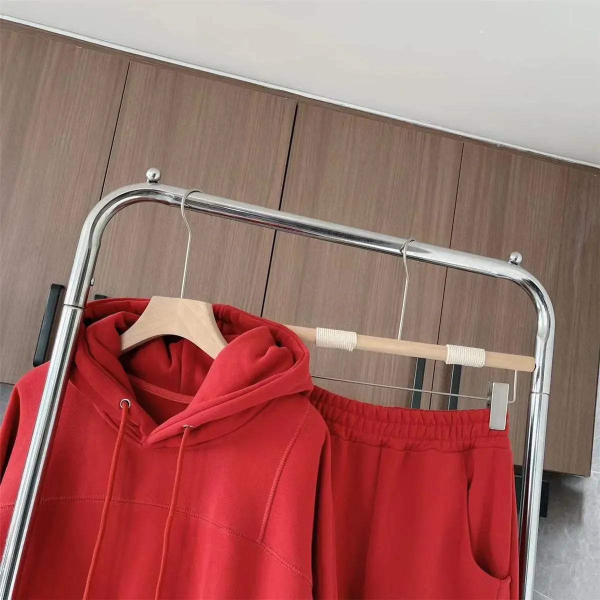 Two-Piece Set: Stylish Fleece-Lined Hooded Sweatshirt and Sweatpants